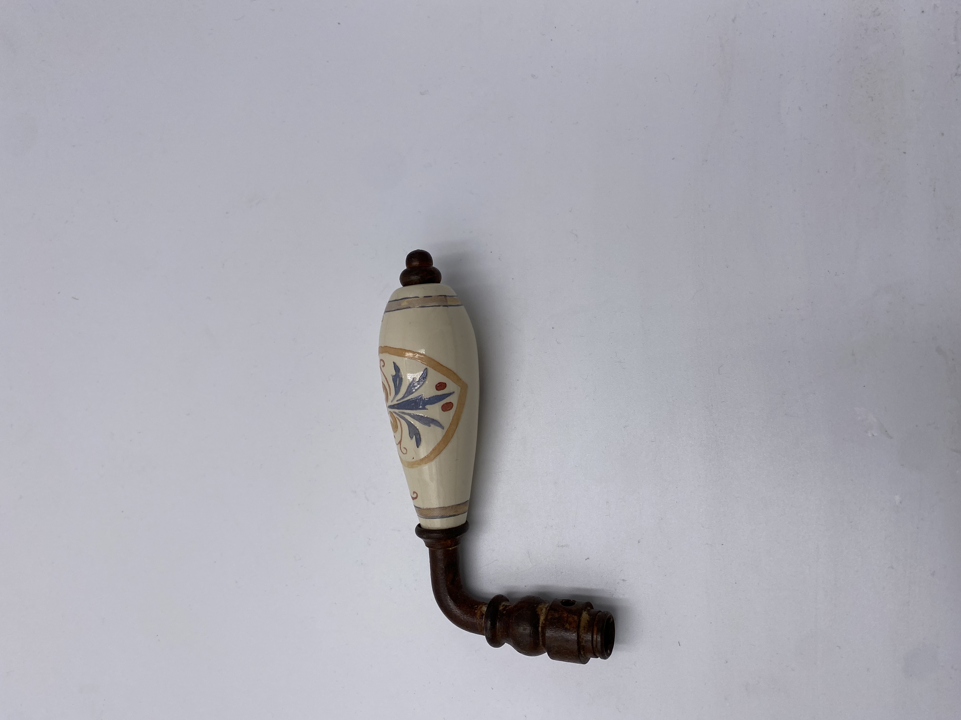 Drückerlochteil Porzellan/Eisen rostig